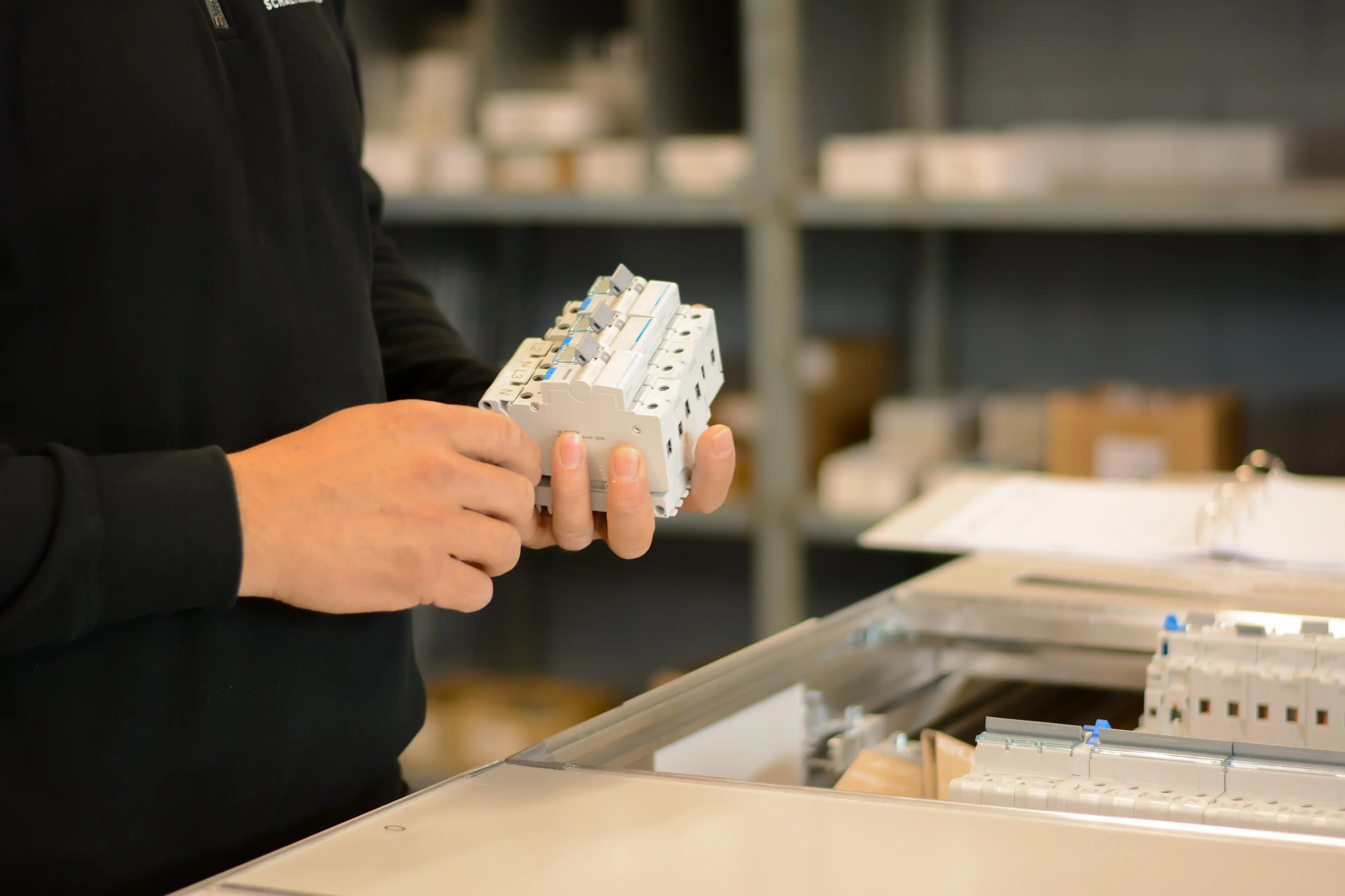 Detailarbeit an einer Elektroverteilung